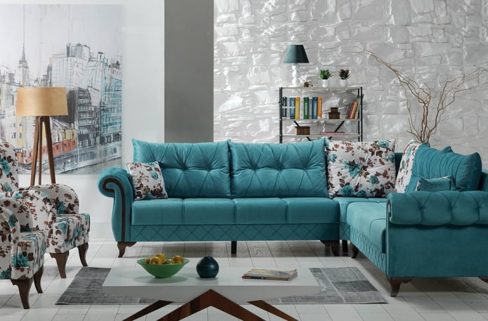 turkusowa sofa we wnętrzu salonu