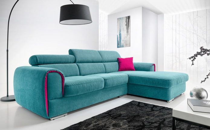 turkusowa narożna sofa we wnętrzu