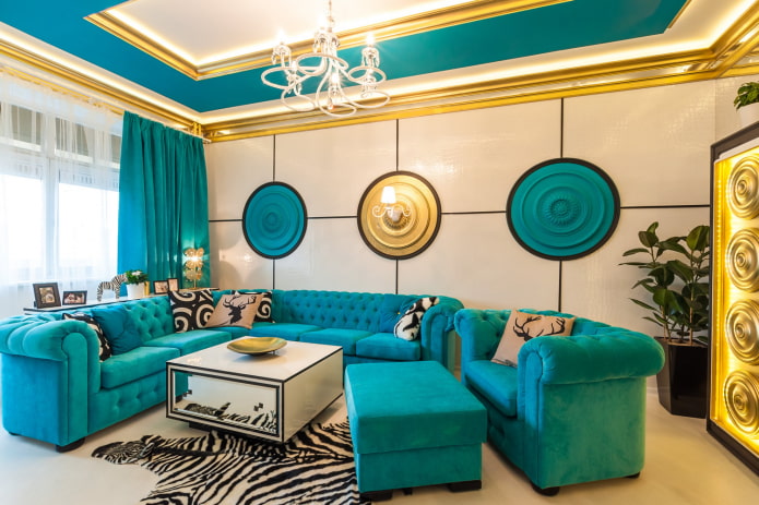 turkusowa sofa w połączeniu z zasłonami