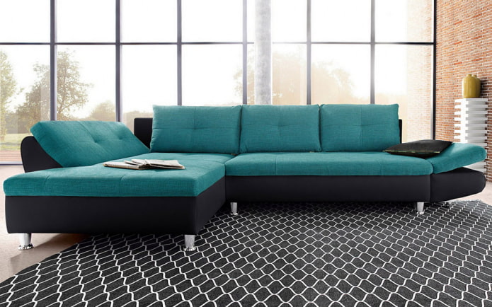 czarna i turkusowa sofa we wnętrzu