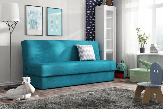 turkusowa sofa we wnętrzu pokoju dziecięcego