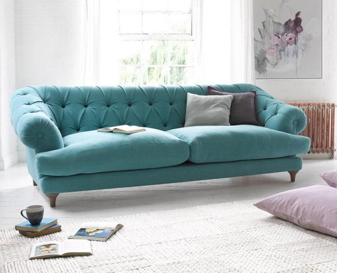 turkusowa sofa na nogach we wnętrzu