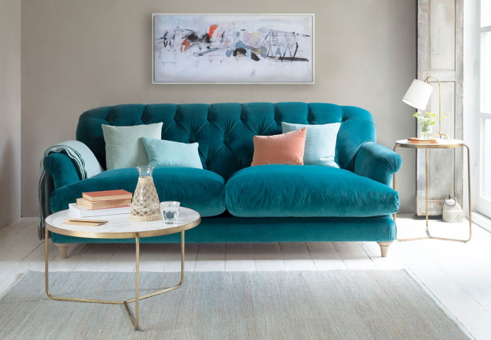 turkusowa sofa na nogach we wnętrzu