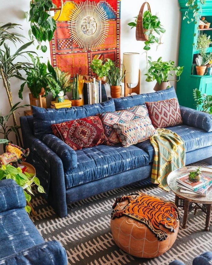 kolorowa sofa we wnętrzu