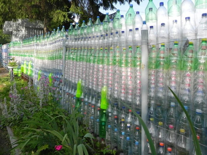 Płot z plastikowych butelek