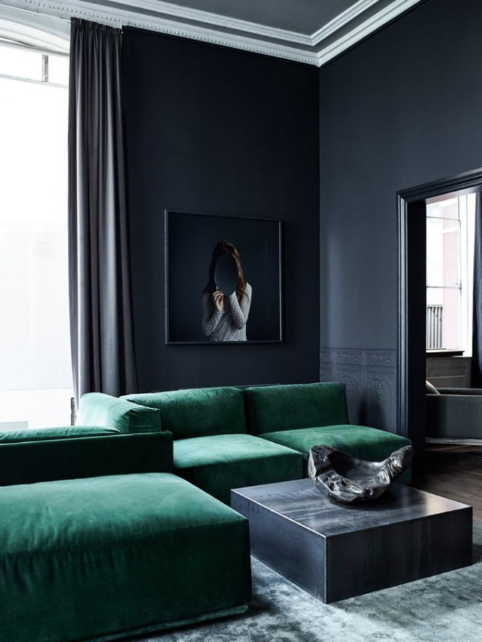 szmaragdowa sofa w salonie