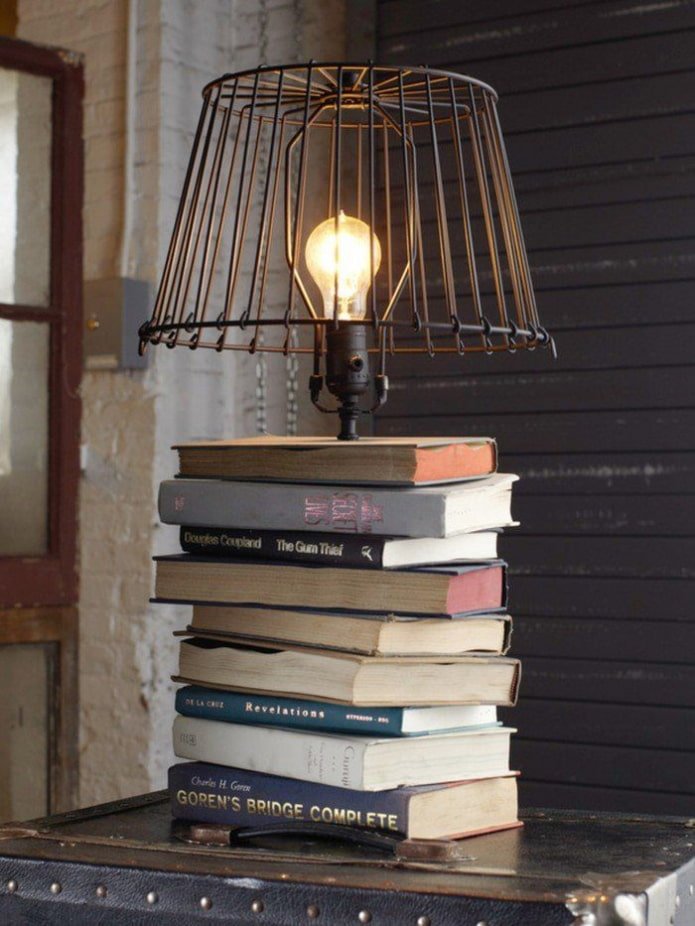 Lampa wykonana z książek
