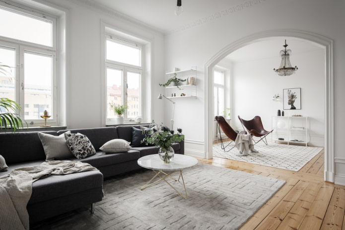 salon w stylu skandynawskim z łukiem
