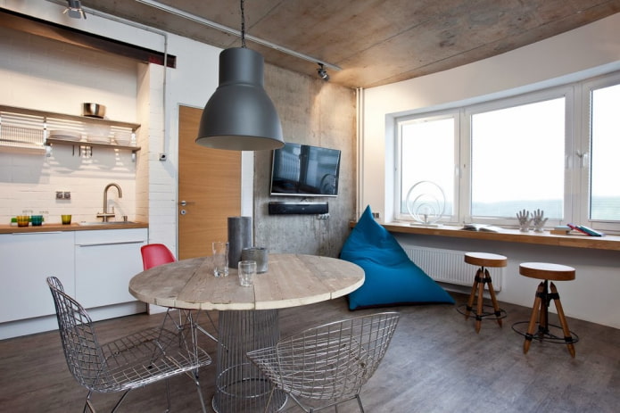drewniany stół we wnętrzu w stylu loft