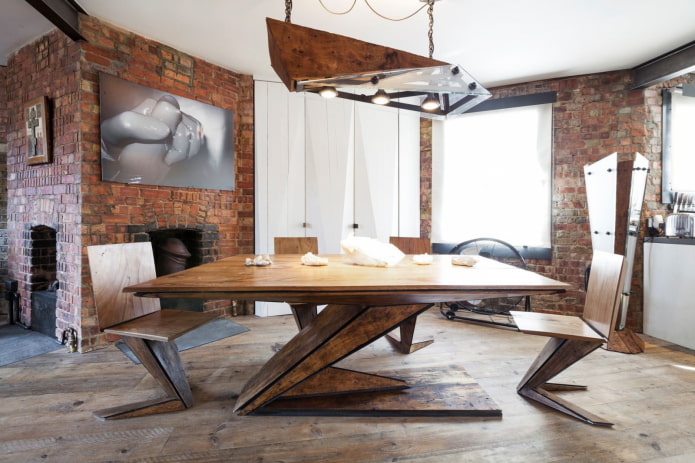 drewniany stół we wnętrzu w stylu loft