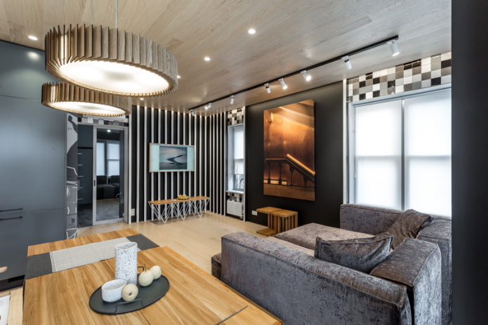 laminat na suficie w salonie