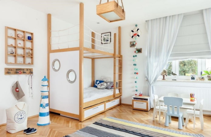 dekoracje i tekstylia we wnętrzu pokoju dziecięcego w stylu marynistycznym