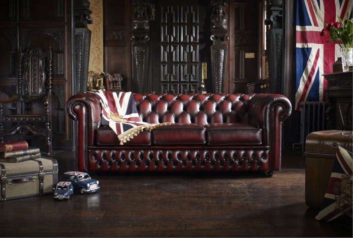 ciemna skórzana sofa