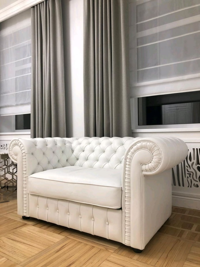 biała mała sofa