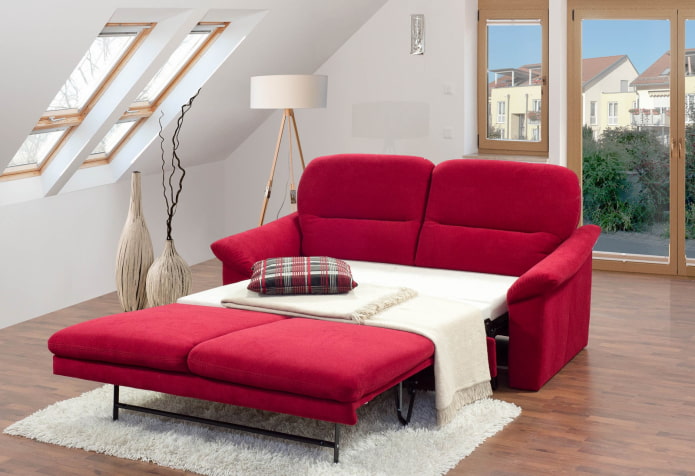 czerwona sofa rozkładana we wnętrzu