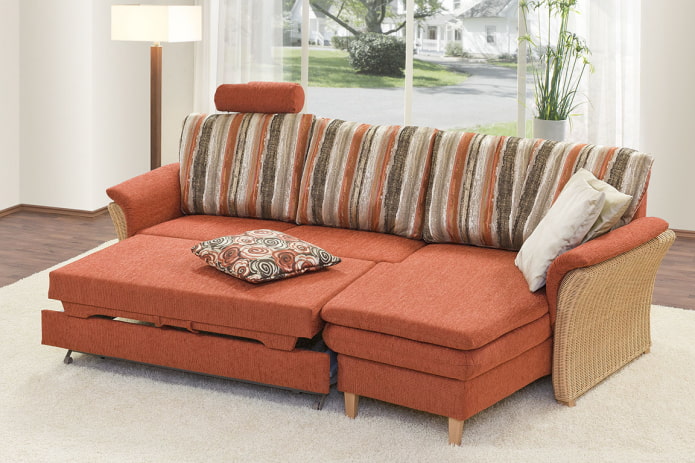 składana sofa ze skórzaną tapicerką we wnętrzu