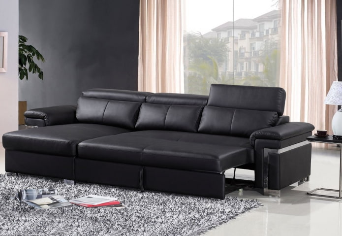 czarna rozkładana sofa we wnętrzu