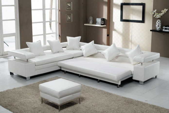 biała rozkładana sofa we wnętrzu