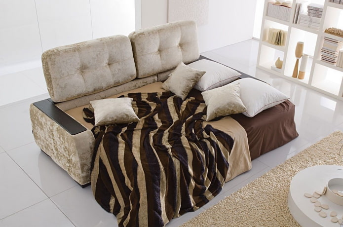 beżowa sofa rozkładana we wnętrzu