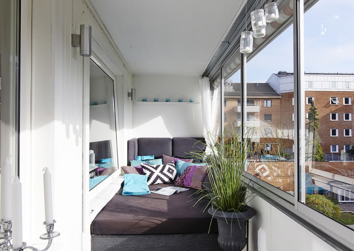 składana sofa we wnętrzu balkonu