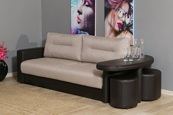 składana sofa ze stołem we wnętrzu wnętrze