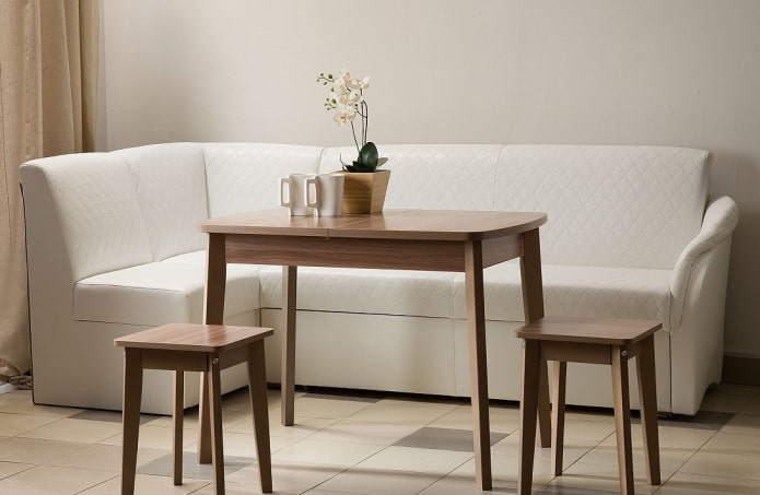 składana sofa we wnętrzu kuchni