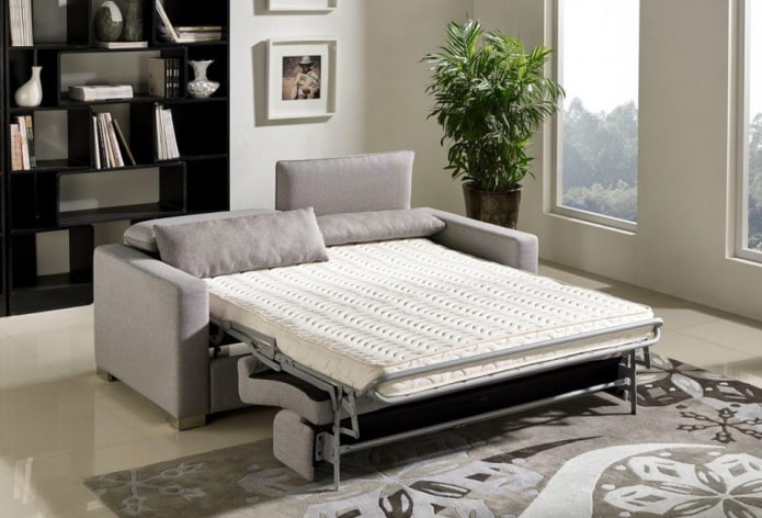 składana sofa we wnętrzu salonu