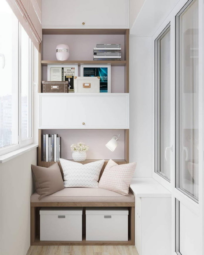 wbudowana sofa we wnętrzu loggii