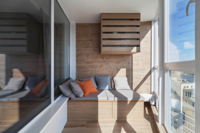 wbudowana sofa we wnętrzu loggii