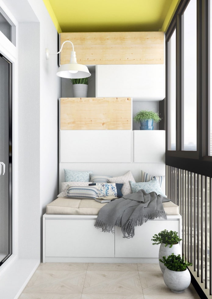 wbudowana sofa we wnętrzu loggii