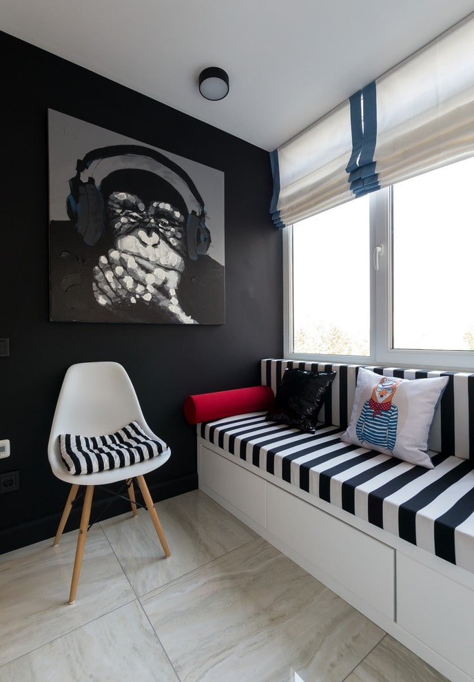 wąska sofa we wnętrzu loggii