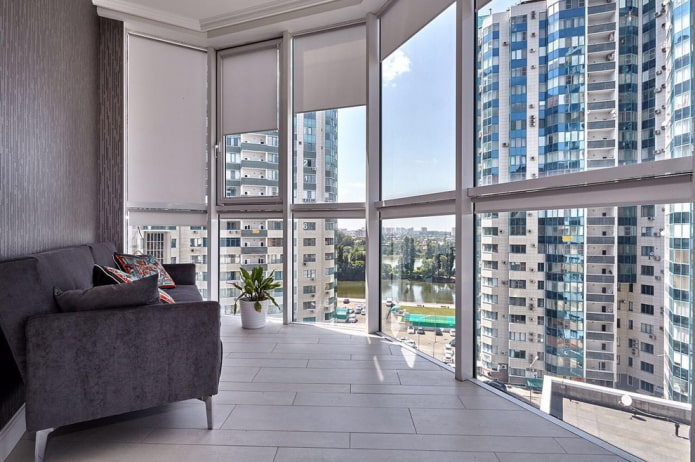 sofa we wnętrzu panoramicznego balkonu