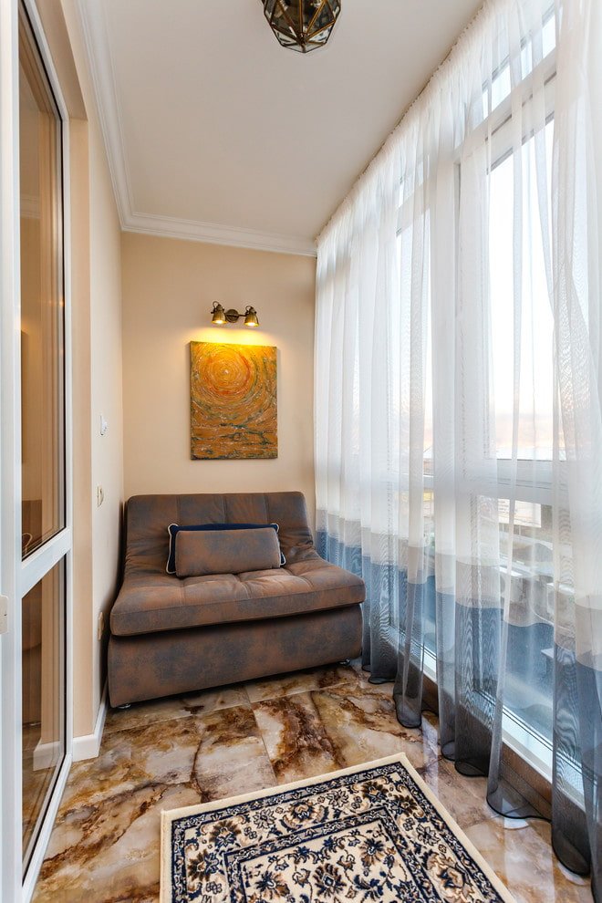 sofa we wnętrzu wąskiego balkonu