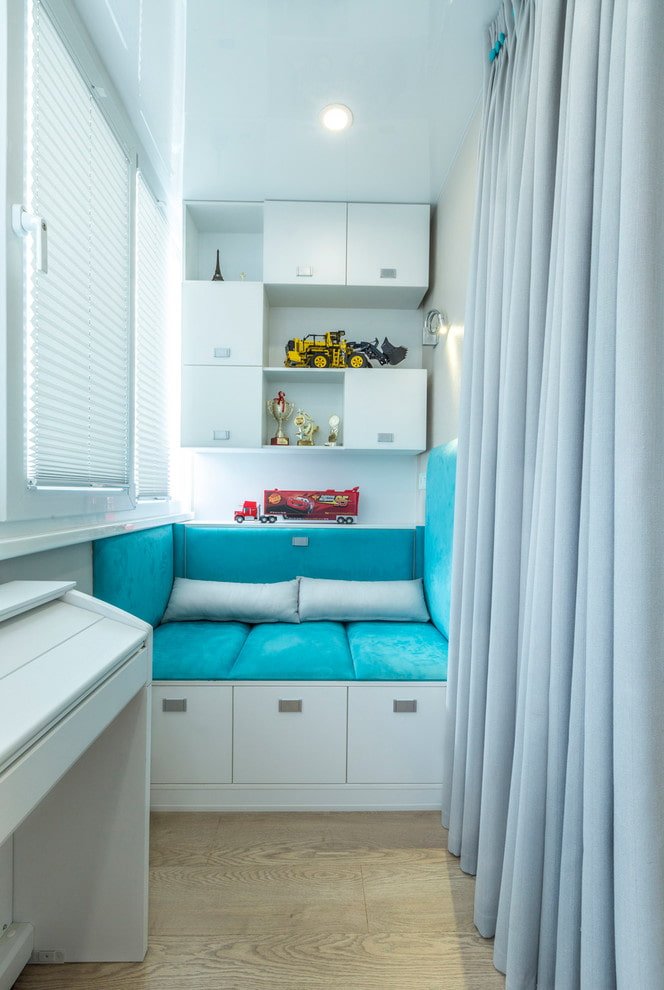 sofa we wnętrzu wąskiego balkonu