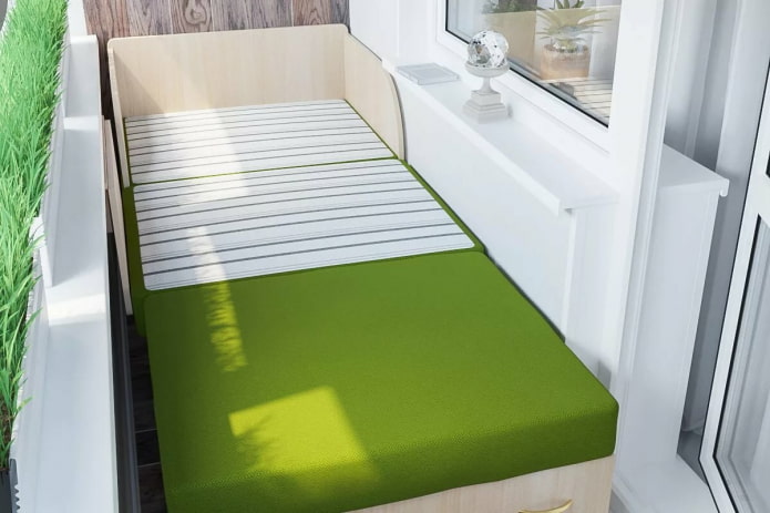 rozkładana sofa we wnętrzu loggii