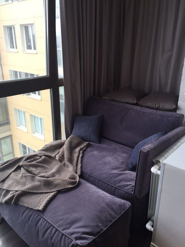 bezramowa sofa we wnętrzu loggii