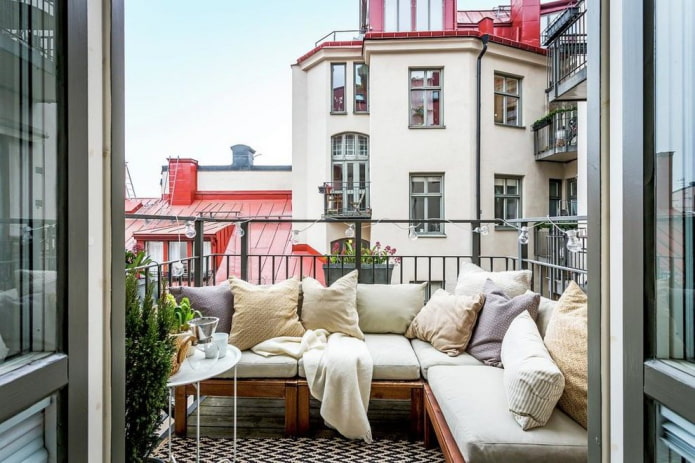 sofa na otwartej loggii