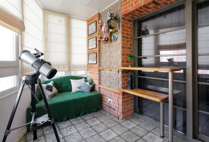 wolnostojąca sofa we wnętrzu loggii