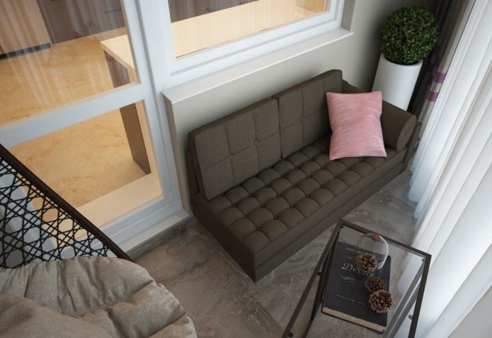wolnostojąca sofa we wnętrzu loggii