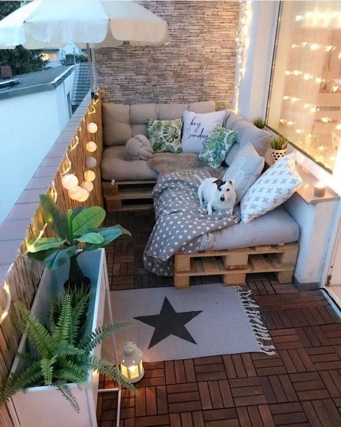 sofa z palet we wnętrzu balkonu