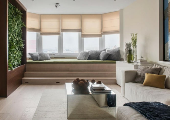 wysoka sofa pod parapetem