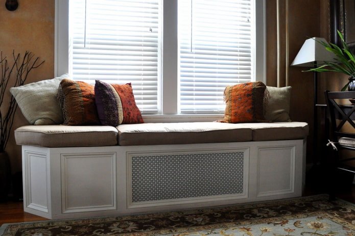 mała sofa pod oknem