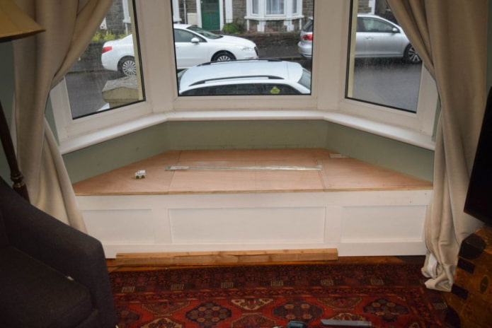krok po kroku sofa windowparapet
