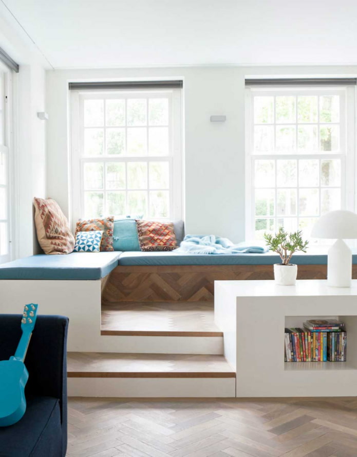 nietypowy parapet okienny sofy