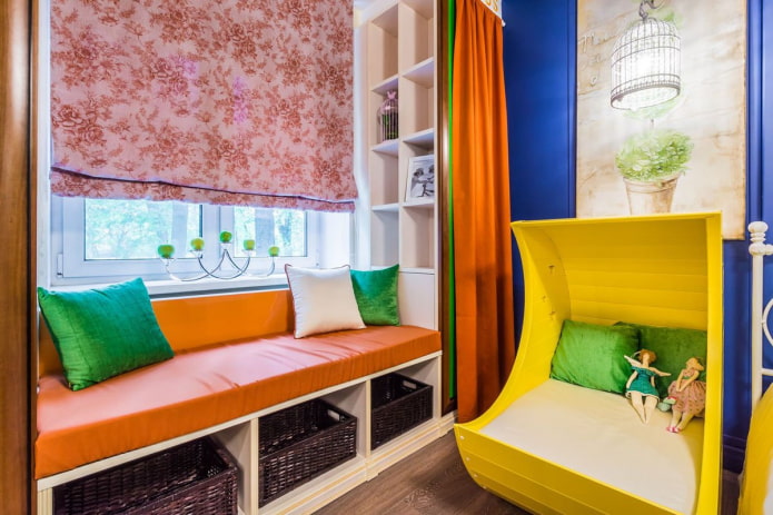 Sofa na parapecie we wnętrzu