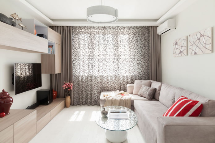 Narożna sofa w śnieżnobiałym salonie