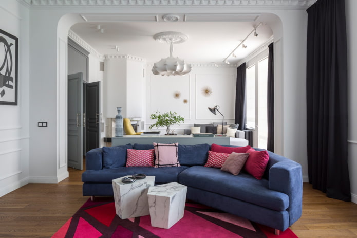 Niebieska półokrągła sofa