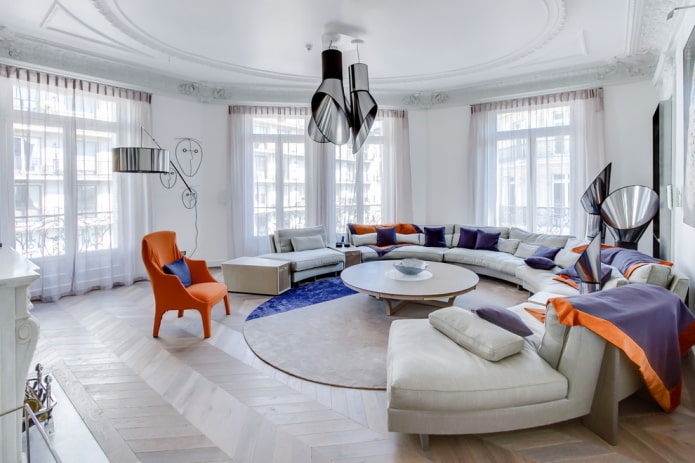 Okrągła sofa w dużym salonie
