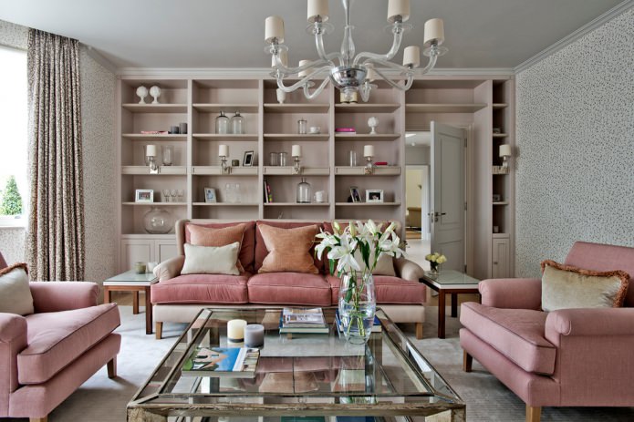 przydymiona różowa sofa