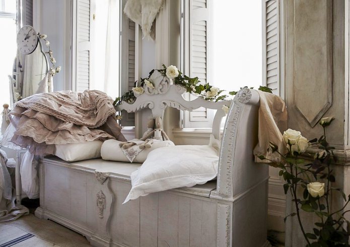 ławka w stylu shabby chic